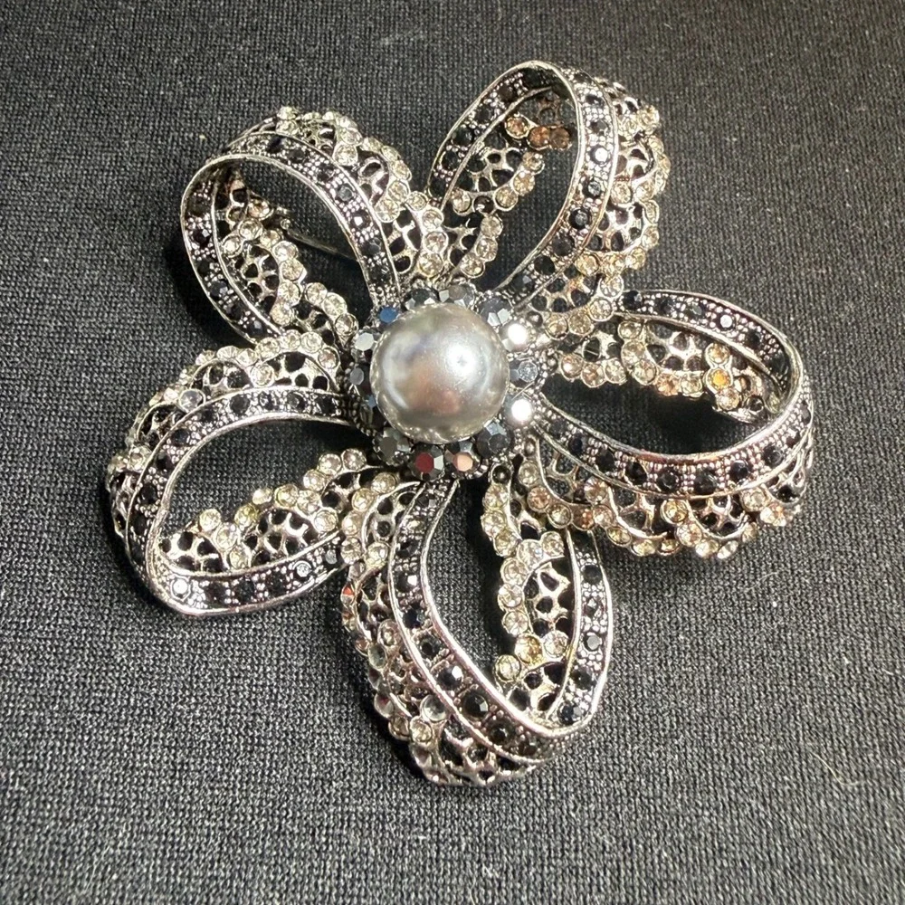 Sparkling Crystal Flower Brooch‎ Pearl Center Silver Tone Statement Pin